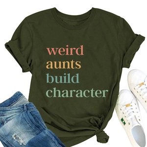 Detailansicht des Baumwoll-T-Shirts mit buntem Weird Aunts Build Character Aufdruck