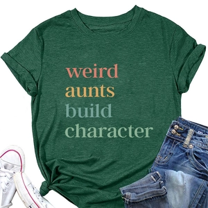 Detail des bunten weird aunts build character Aufdrucks auf dunkelgrünem T-Shirt