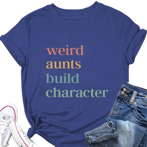 Detail des bunten weird aunts build character Aufdrucks auf dunkelblauem T-Shirt