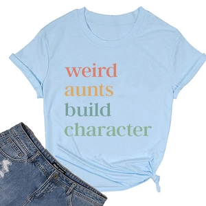 Flachbild eines hellblauen Baumwoll-T-Shirts mit farbigem Text und Used-Look Jeansshorts