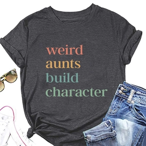 Detail der Weird Aunts Build Character Aufschrift auf einem dunkelgrauen T-Shirt