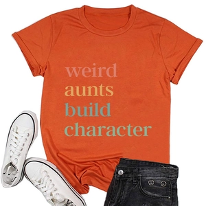 Flach liegendes orangefarbenes Baumwoll-T-Shirt mit weird aunts build character Druck