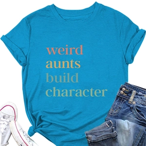 Detailansicht des bunten Slogan-Aufdrucks auf einem blauen Baumwoll-Kurzarm-T-Shirt