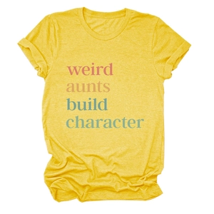 Detail des bunten weird aunts build character Aufdrucks auf gelbem Rundhals-T-Shirt