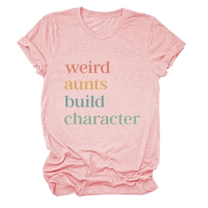 Detail eines rosa T-Shirts aus Baumwollmischung mit farbigem weird aunts build character Aufdruck