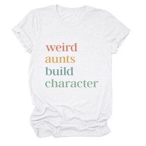 Detailansicht des bunten weird aunts build character Aufdrucks auf weißem T-Shirt