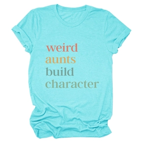 Detail eines blaugrünen T-Shirts mit buntem weird aunts build character Aufdruck