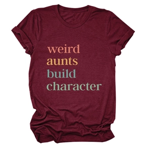 Detail der bunten weird aunts build character Schrift auf einem weinroten Rundhals-T-Shirt