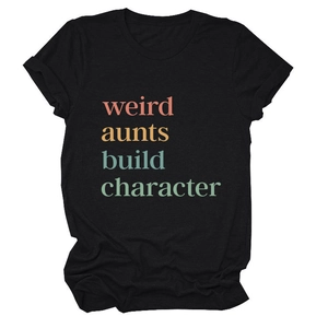 Detail des bunten Weird Aunts Build Character Slogans und Rollbündchen auf schwarzem T-Shirt