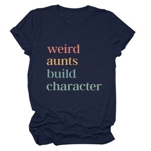 Detail des bunten Weird Aunts Build Character Aufdrucks auf einem navy Baumwoll-T-Shirt