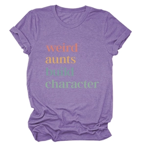 Detailansicht des lila T-Shirts mit Rundhalsausschnitt, buntem Text und weichem Stoff