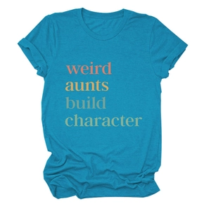 Detailansicht des farbigen Weird Aunts Build Character Textdrucks auf blauem T-Shirt
