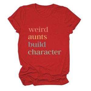 Nahaufnahme des bunten 'weird aunts'-Aufdrucks auf einem roten Baumwoll-T-Shirt
