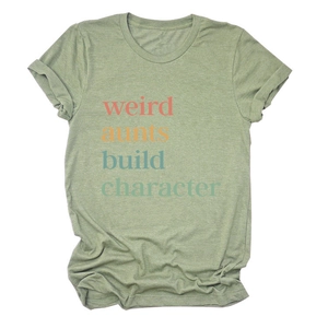 Detail der bunten Weird Aunts Build Character Aufschrift auf grünem Baumwoll-T-Shirt