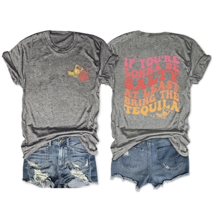 Détail d'un T-shirt gris à col rond montrant le graphique avant et le slogan vintage au dos
