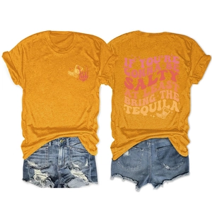Détail de l'imprimé tequila vintage sur t-shirt jaune et short en jean déchiré