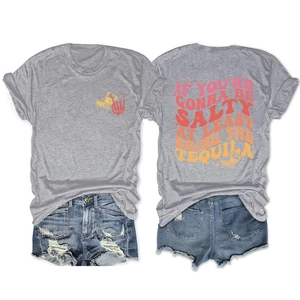 Vue détaillée du dos d'un t-shirt gris imprimé et d'un short en jean délavé