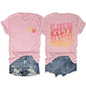 Détail de l'imprimé tequila sur t-shirt rose texturé et short en jean vieilli
