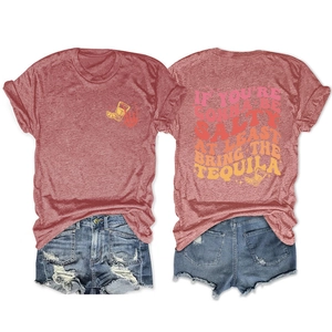 Vue détaillée de l'imprimé au dos et du tissu rouge chiné doux du t-shirt à motifs