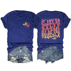 Détail de l'imprimé crâne recto-verso sur t-shirt bleu chiné et short en denim