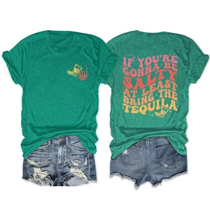 Vue détaillée du t-shirt vert foncé avec motif tequila et short en jean avec déchirures