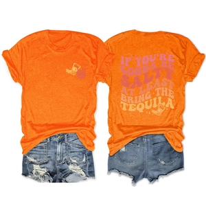 Détails du t-shirt orange avec imprimé vintage salty tequila et short en jean bleu