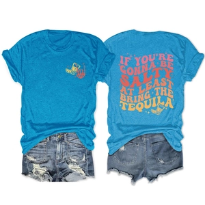 Détail du t-shirt bleu imprimé recto-verso avec slogan vintage et ensemble de shorts en jean