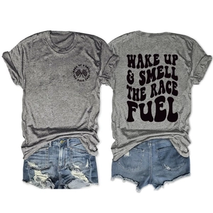 T-shirt gris avec impression Wake Up Race Fuel au dos et short en jean bleu délavé troué