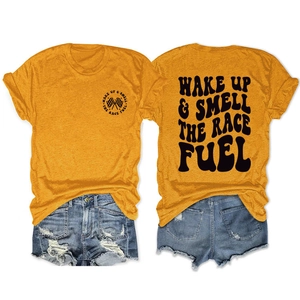 Mise à plat d'un t-shirt jaune de course et d'un short en jean usé pour l'été