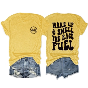Détail du motif de course vintage imprimé sur un t-shirt jaune en coton et un short en jean