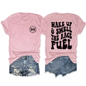 T-shirt rose Wake Up Smell the Race Fuel avec short en jean pour look d'été décontracté