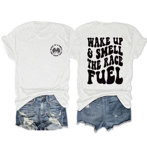 Détail recto-verso du t-shirt blanc avec l'imprimé racing 'Wake up & smell the race fuel'