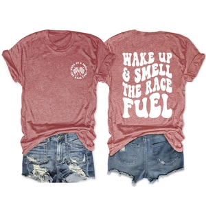 Détail recto-verso du t-shirt de course imprimé avec un short en jean délavé et déchiré