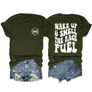 Tenue à plat de t-shirt vert olive et short en jean déchiré avec détails imprimés au dos