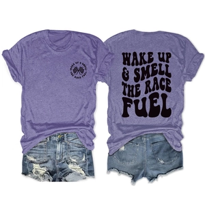 Vue avant et arrière du T-shirt de course violet avec un short en jean vieilli