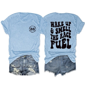 Ensemble t-shirt bleu clair imprimé race fuel et short en jean vieilli posé à plat