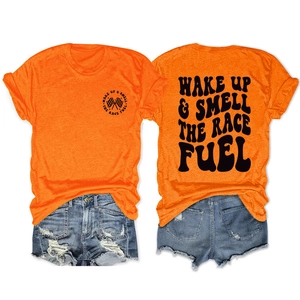 Vue détaillée du t-shirt de course imprimé double face et du short en jean usé