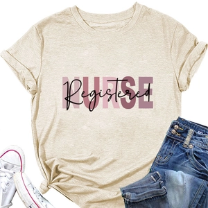 Piatto di una maglietta beige Registered NURSE con jeans blu e scarpe da ginnastica bianche