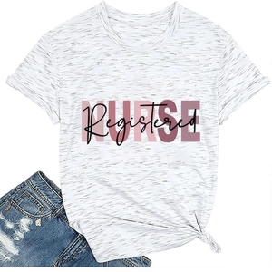 Dettaglio della t-shirt grigia da infermiera con scritte rosa e nodo alla moda sull'orlo