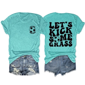 Primo piano della t-shirt in cotone verde con stampa Let's Kick Some Grass e grafica calcio