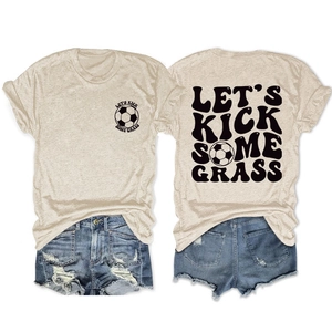 T-shirt color avena e pantaloncini denim con stampa Let's Kick Some Grass da calcio