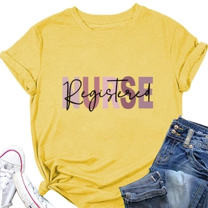 Dettaglio di una t-shirt giallo brillante per infermieri con scritte grafiche moderne
