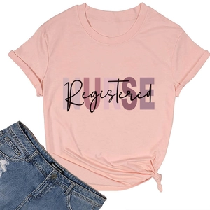 Dettaglio della t-shirt rosa da infermiera con nodo frontale e stile denim casual