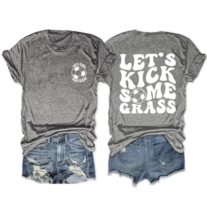 T-shirt da calcio grigia distesa con stampa Let's Kick Some Grass sul davanti e dietro