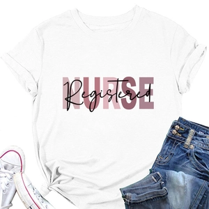 Piatto di una maglietta in cotone bianca Nurse Registered con jeans e scarpe