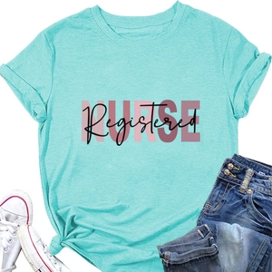 T-shirt azzurra con stampa Registered NURSE abbinata a jeans e scarpe bianche