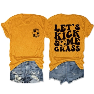 Dettaglio completo del set estivo con maglietta giallo senape e pantaloncini di jeans