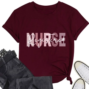Dettaglio della maglietta bordeaux Registered Nurse con nodo alla moda e stile casual