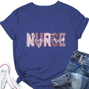 Flat lay di maglietta blu scuro Registered Nurse con pantaloncini di jeans e sneakers