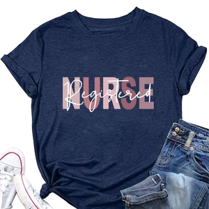 Flat lay di una maglietta blu scuro Nurse Registered con jeans in denim e scarpe in tela